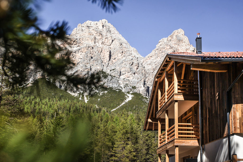 Wood - Appartement Ladinia Balkone und Dolomiten im Hintergrund in St. Kassian in Südtirol