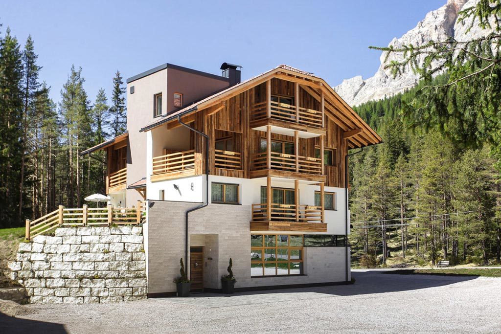 Wood - Appartement Ladinia Aussenansicht in St. Kassian in Südtirol