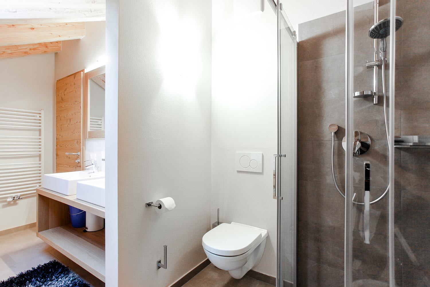 Modernes Badezimmer im Wood - Appartement Ladinia in St. Kassian in den Südtiroler Dolomiten