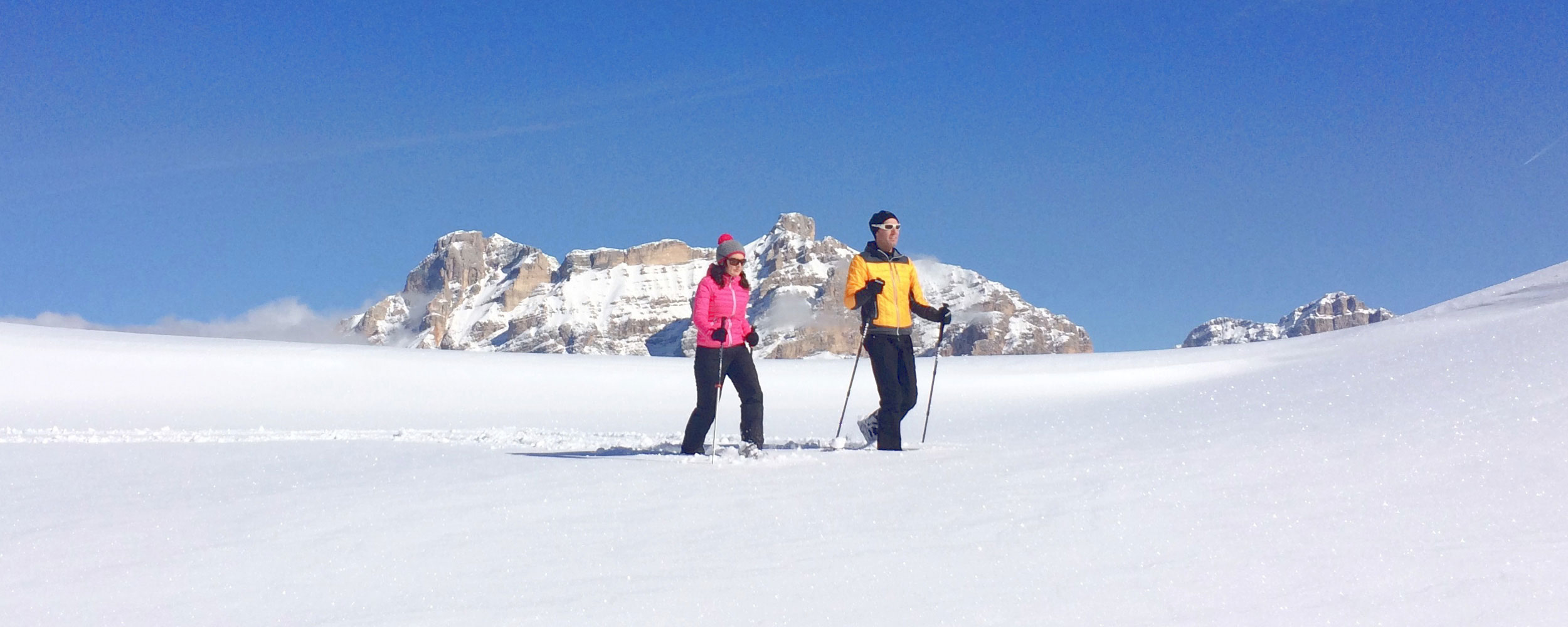 Schneeschuhwandern im Winter in den Südtiroler Dolomiten in Alta Badia